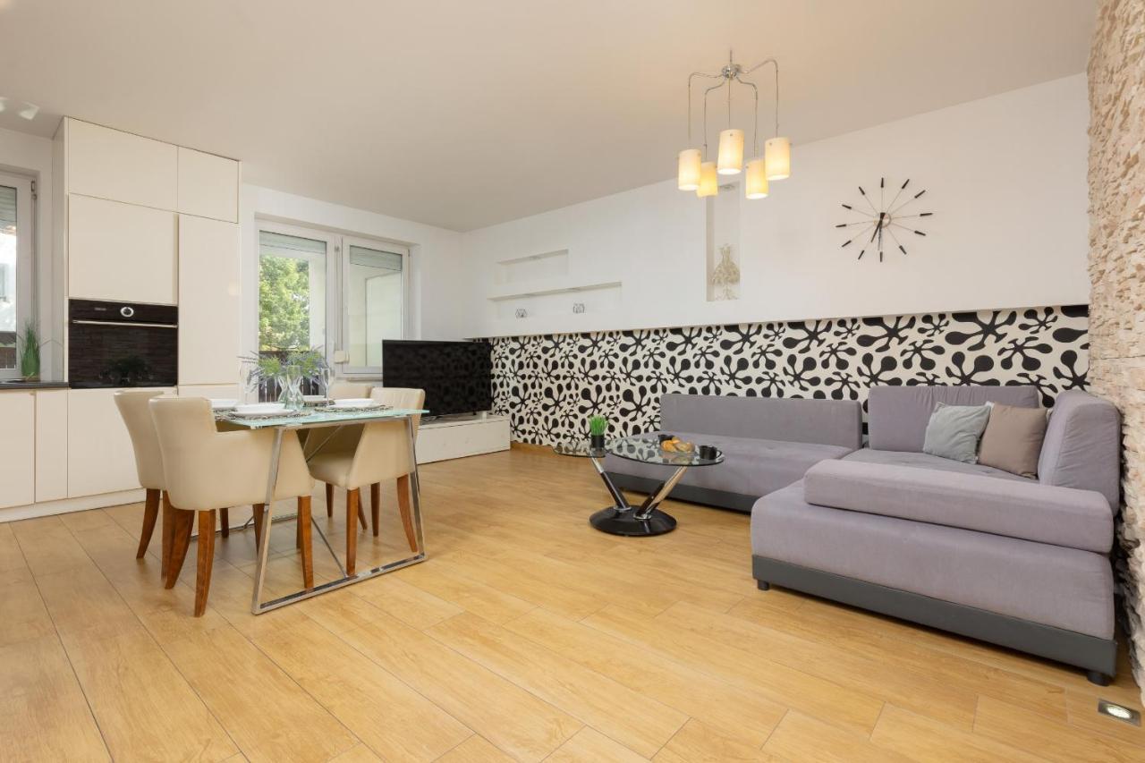 Metro Targowek Spacious With Parking By Renters Warsaw