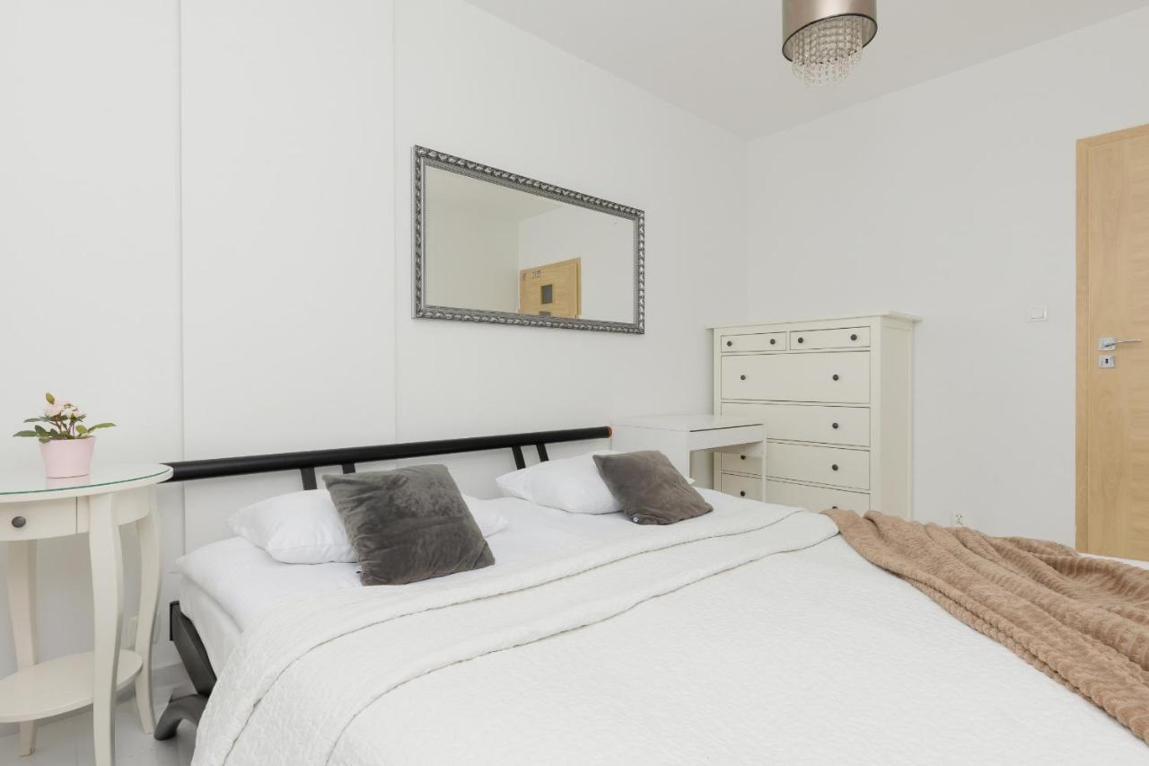 Metro Targowek Spacious With Parking By Renters *