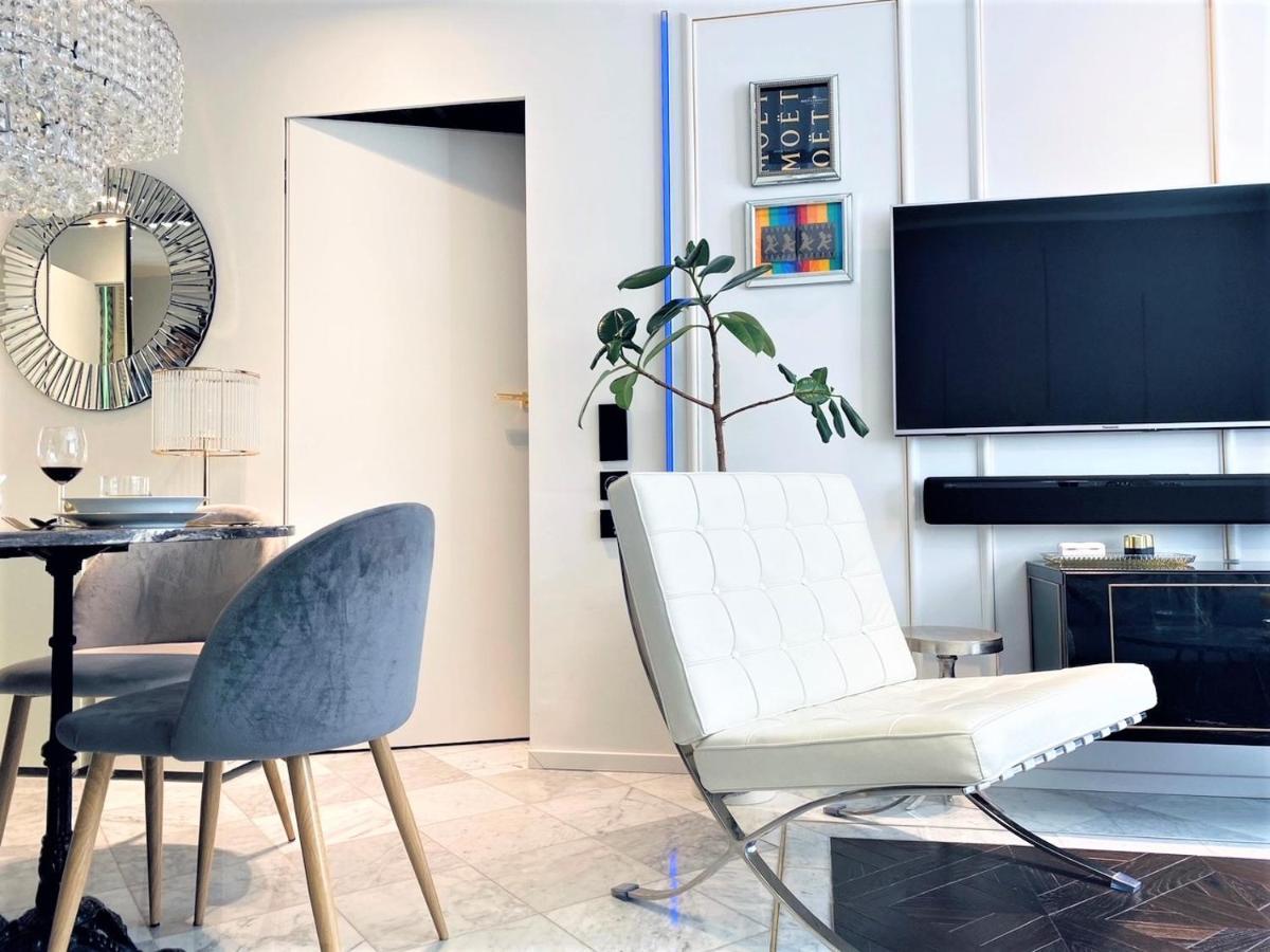 Luxury At Center At Palace +netflix!