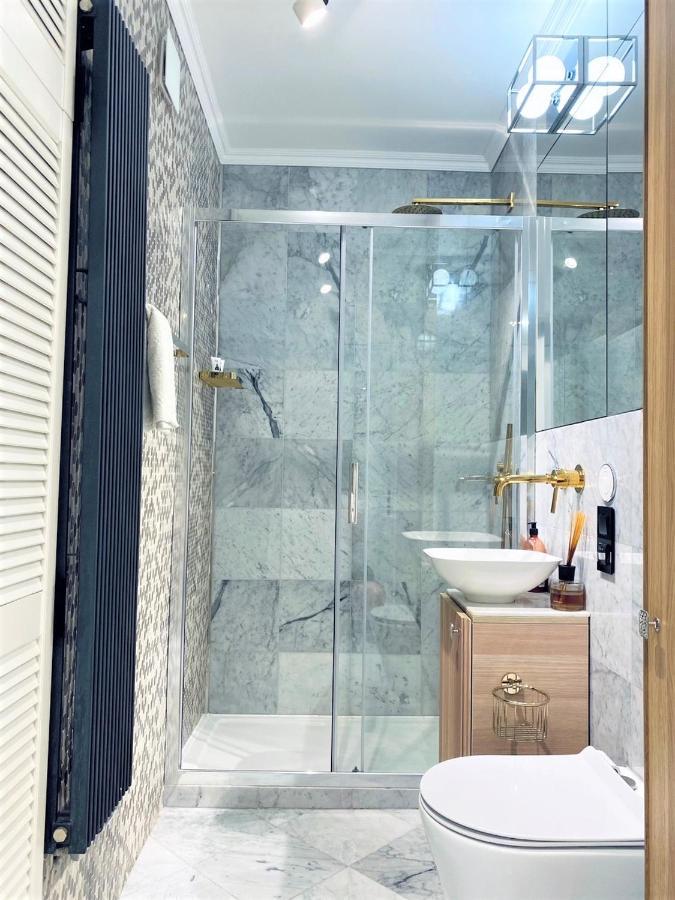 Luxury At Center At Palace +netflix!