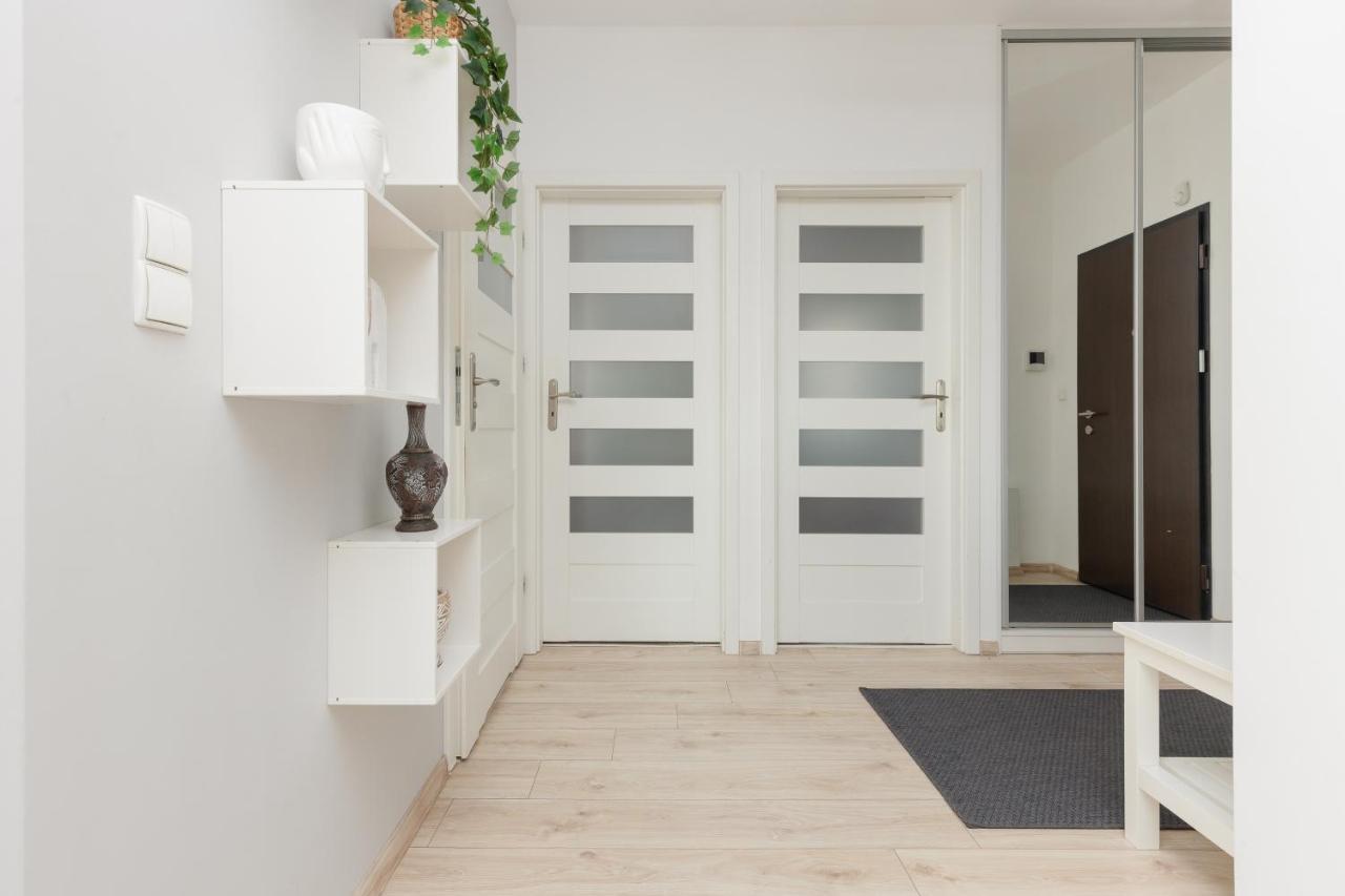 Symboliczna With Balcony & Parking By Renters