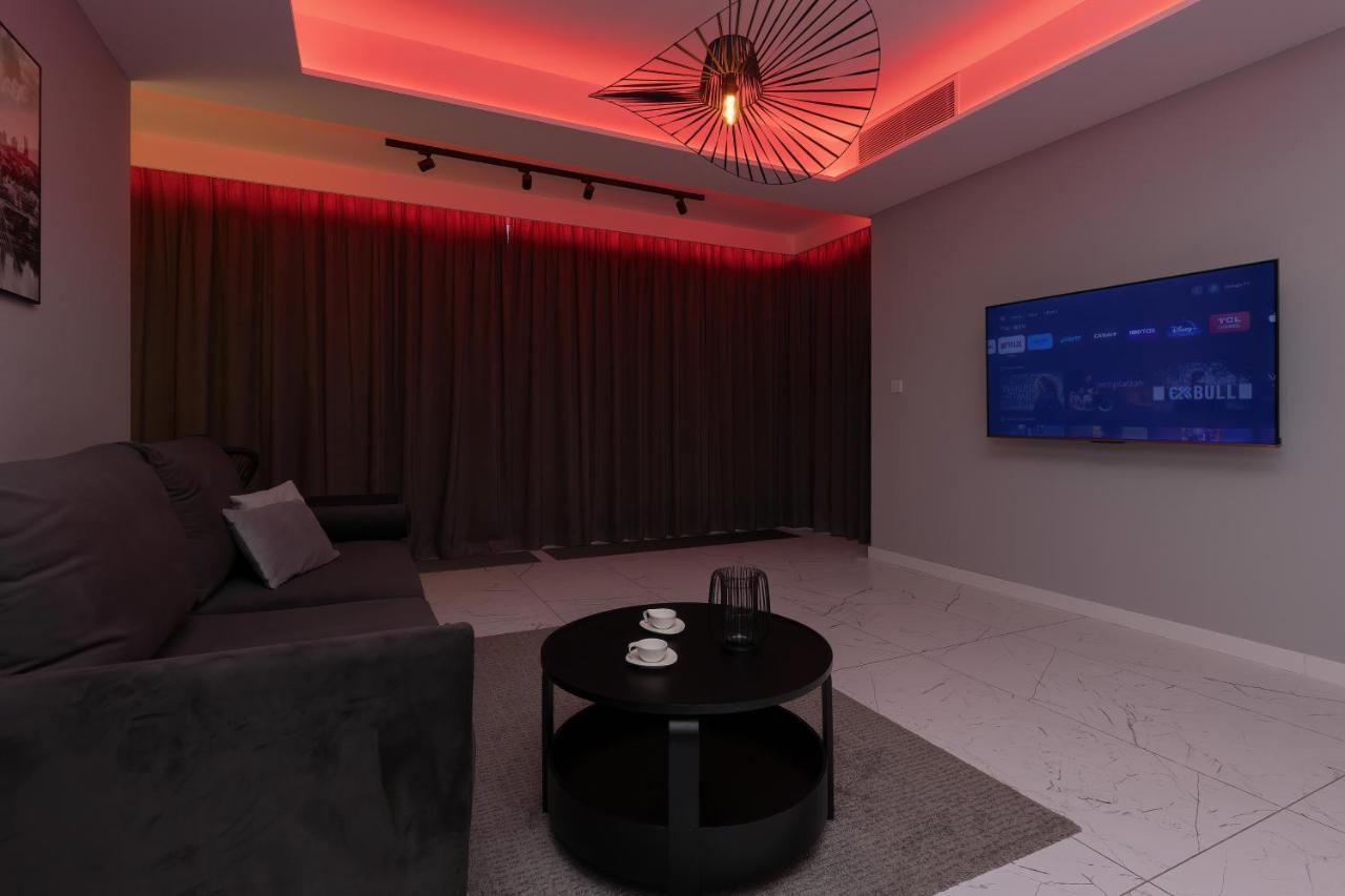 Luxurious Unique Tower With Skyline By Renters Prestige *