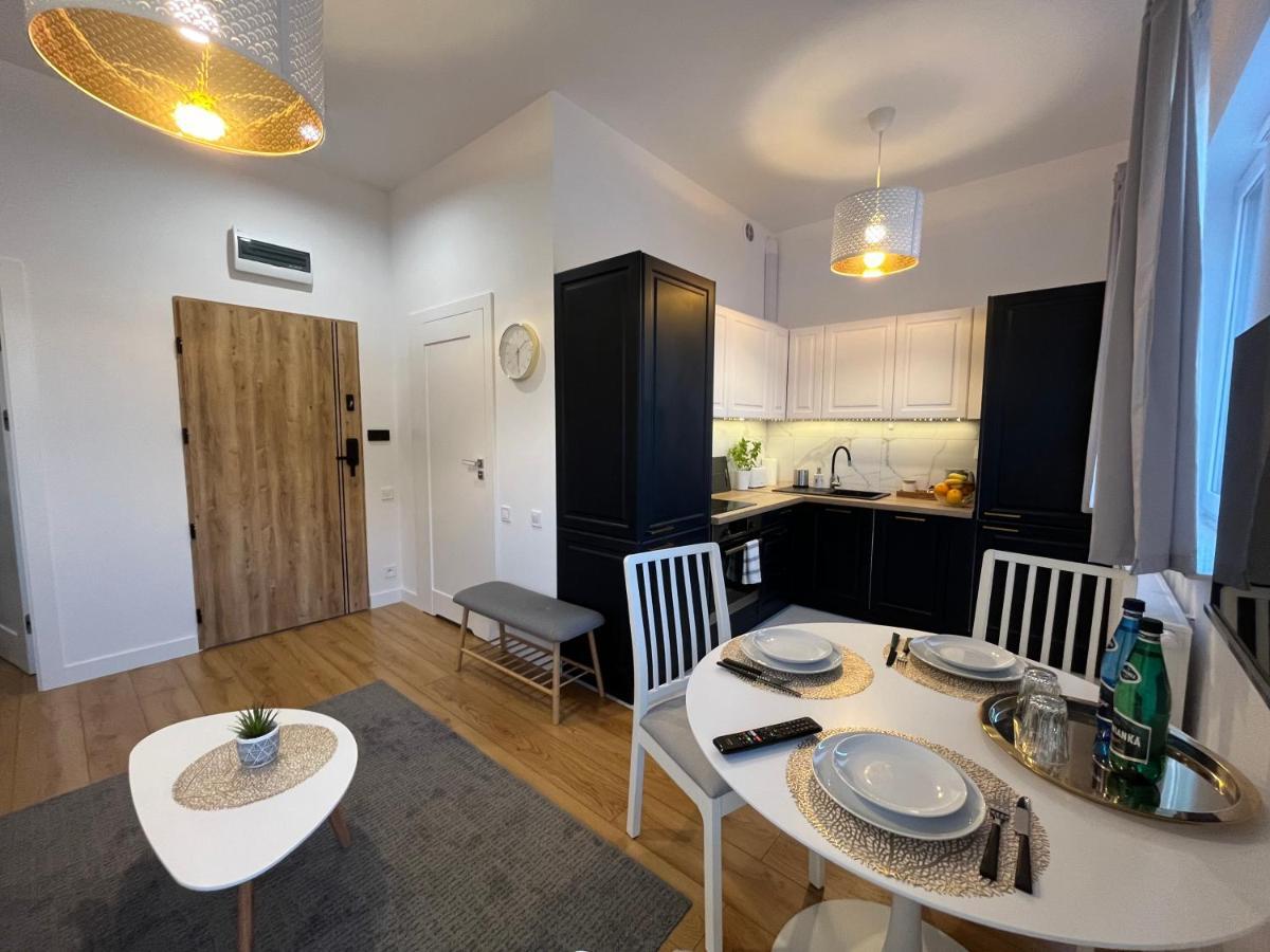 R House - Brand New With Patio And Garage Apartment *