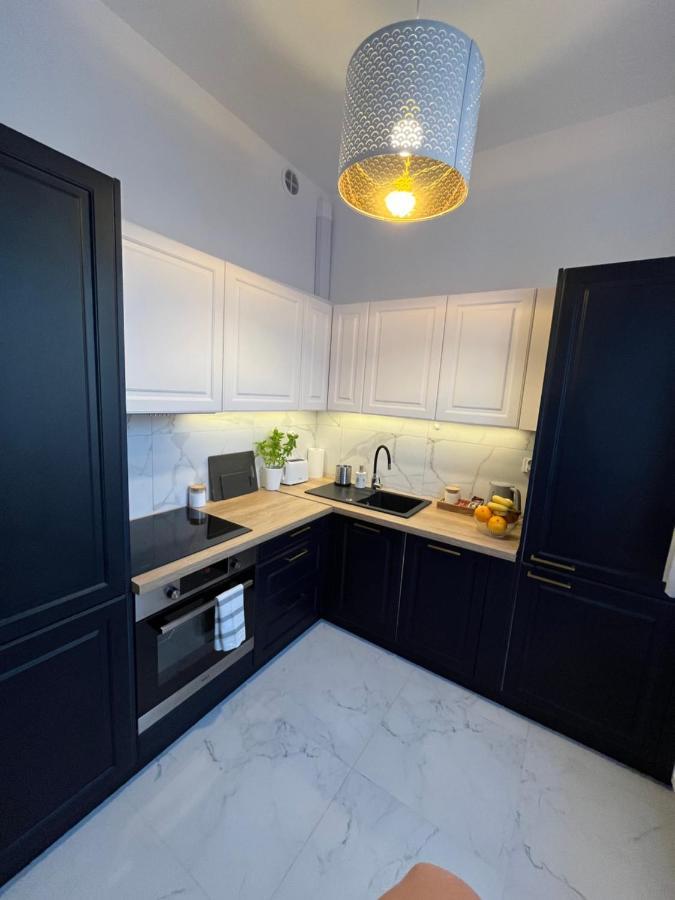 R House - Brand New With Patio And Garage *