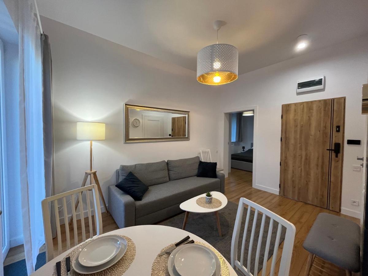Apartment R House - Brand New With Patio And Garage Warsaw