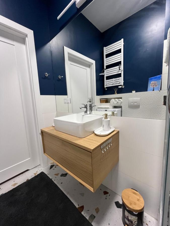 R House - Brand New With Patio And Garage Apartment *
