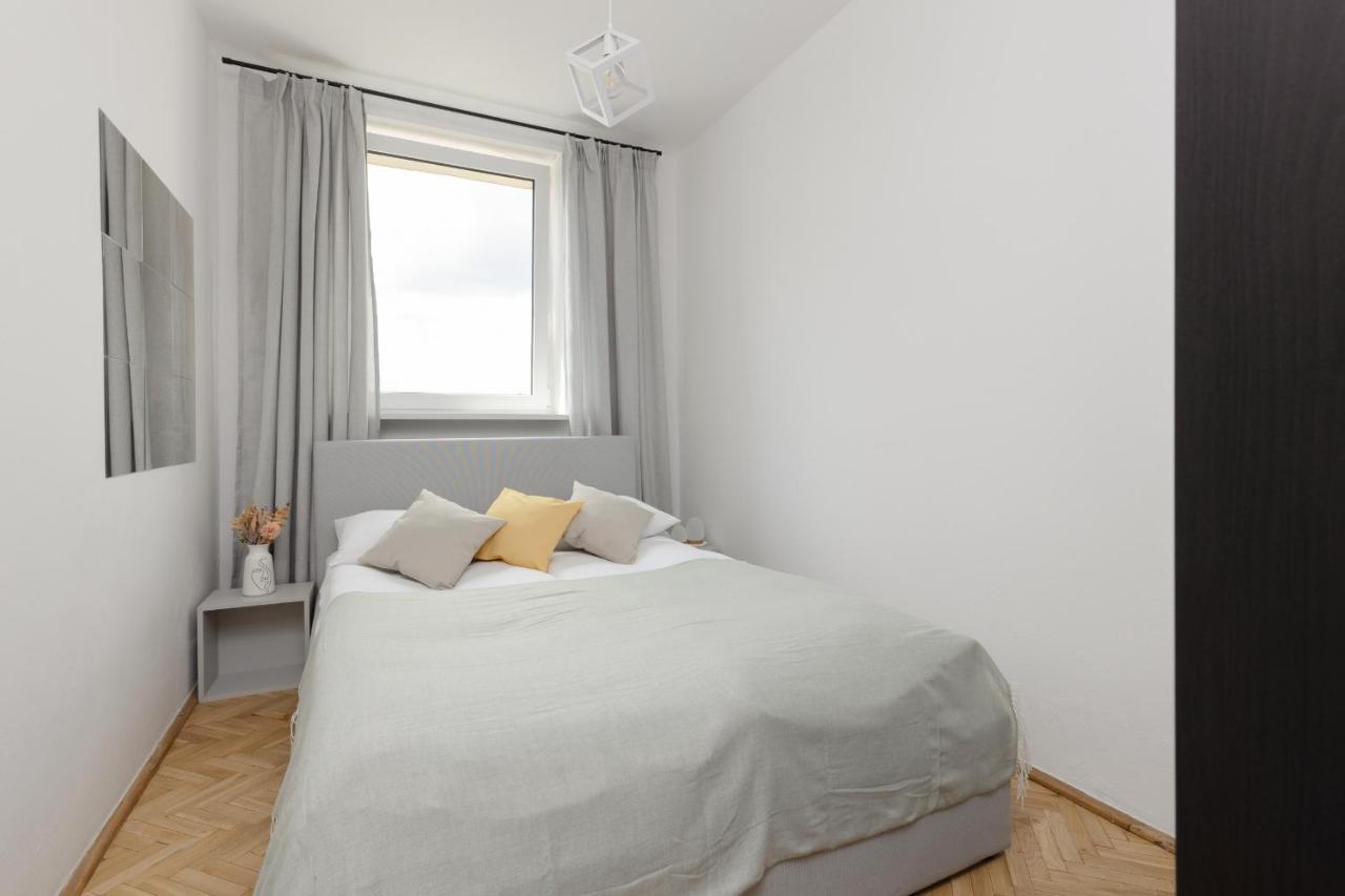 Apartment Family Near Old Town By Renters