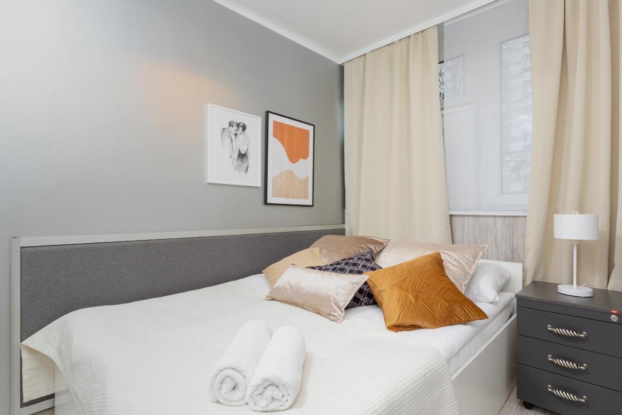 Rosy Dream By Renters Apartment Warsaw