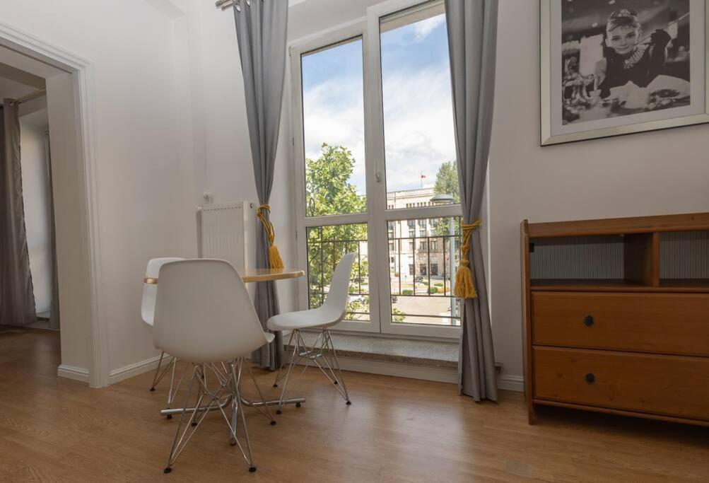 Spacious In Heart Of Apartment *