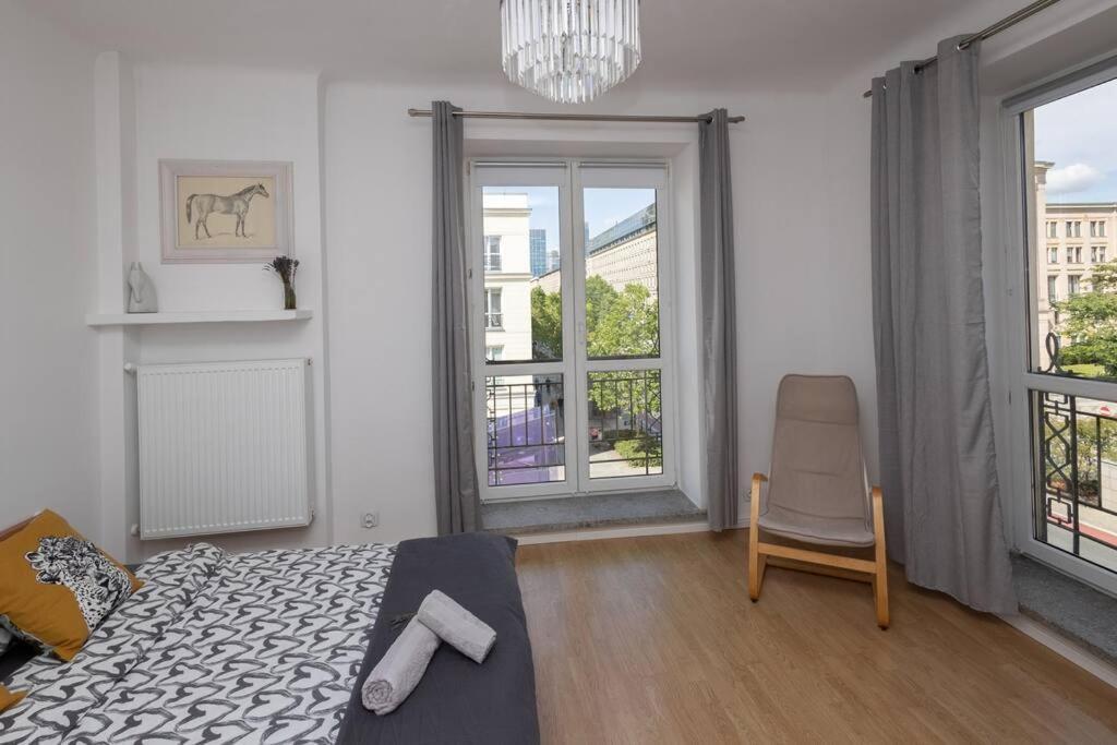 Spacious In Heart Of Apartment