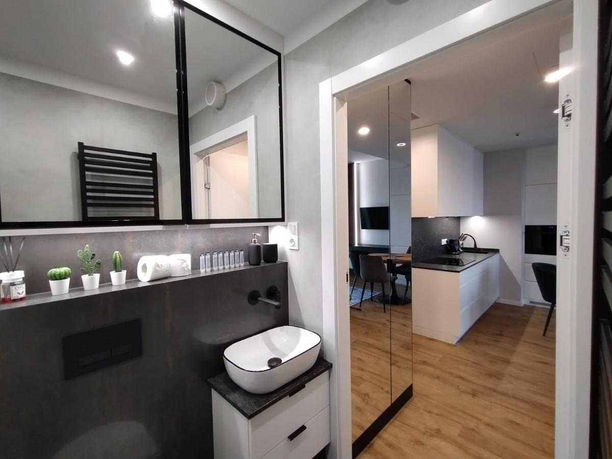 Wola Tower Deluxe Separate Bedroom With Free Garage - By Perfect Apartamento *