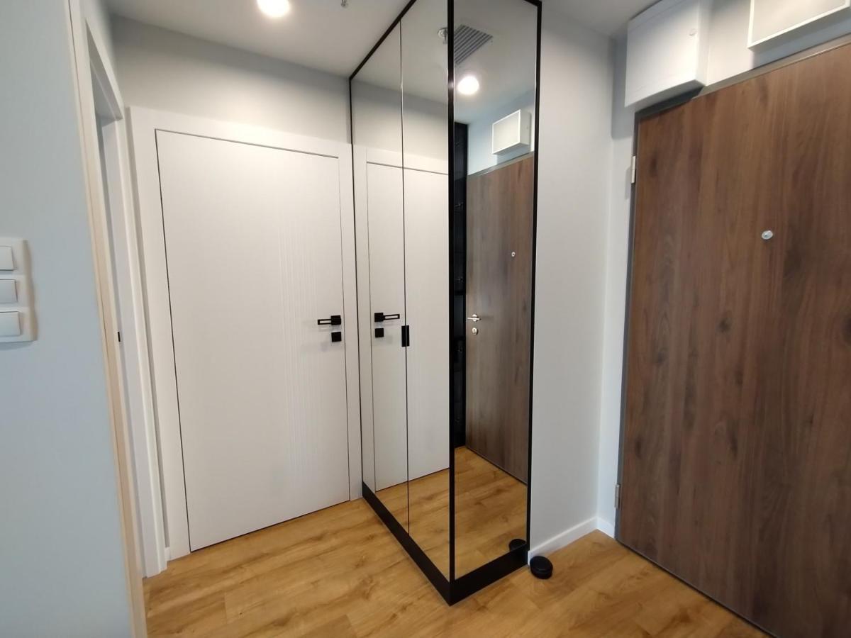 Apartamento Wola Tower Deluxe Separate Bedroom With Free Garage - By Perfect