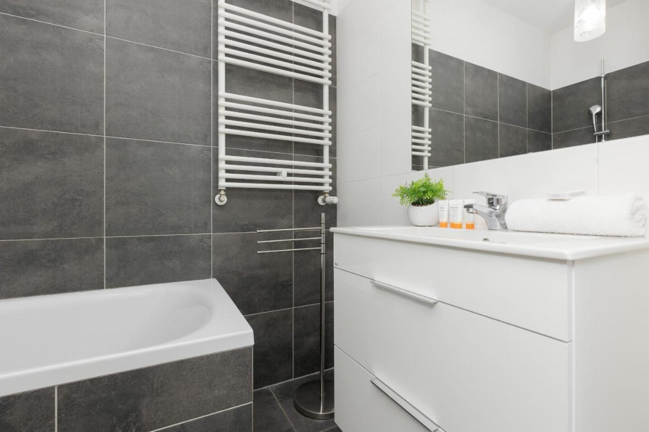 Szlachecka With Balcony & Parking By Renters Apartment *