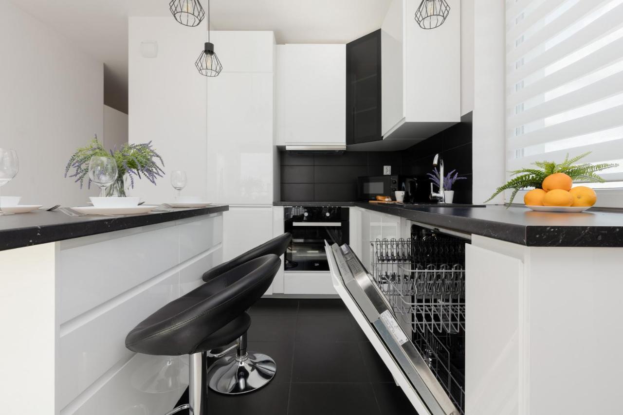 Szlachecka With Balcony & Parking By Renters Apartment *