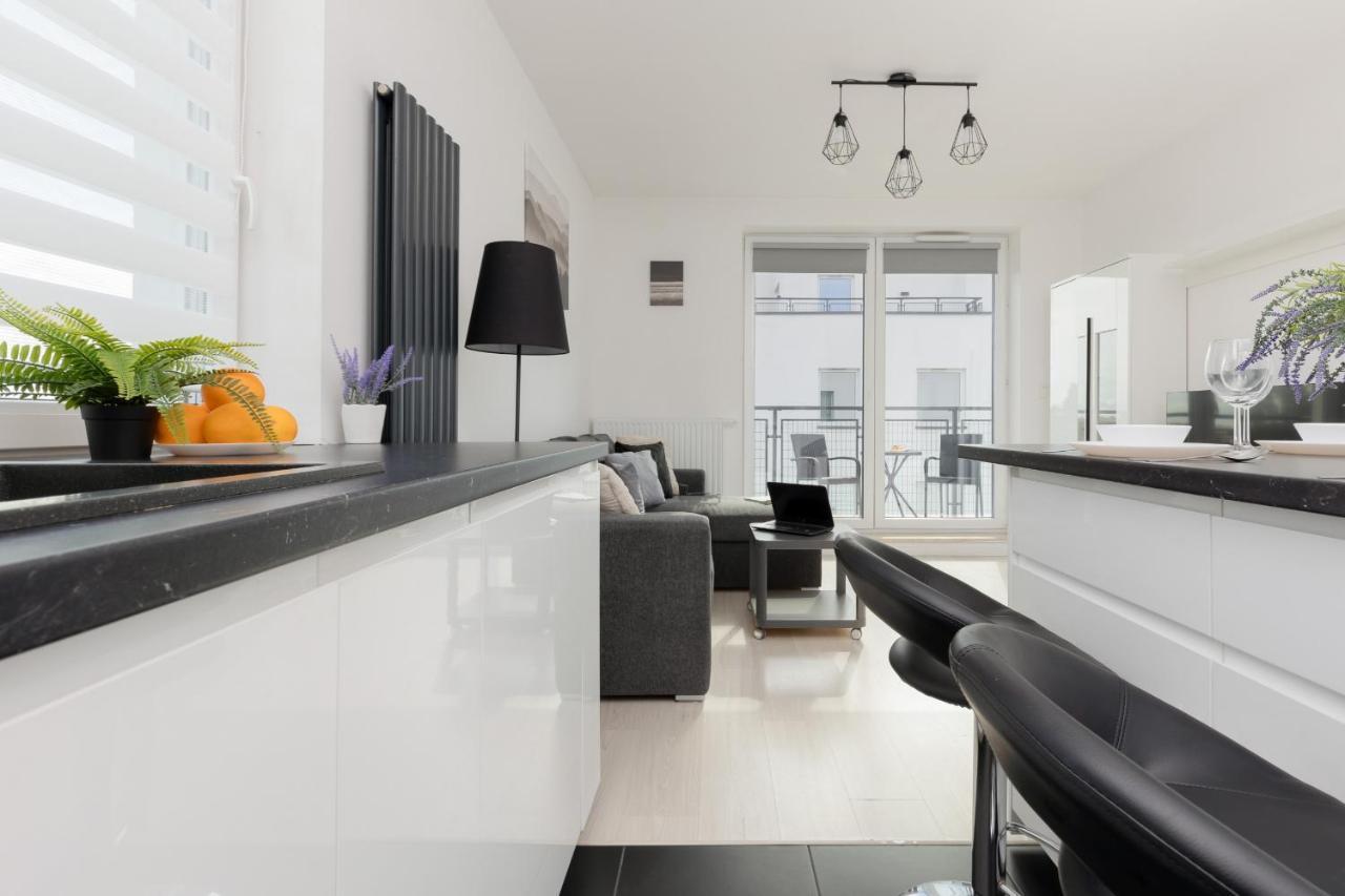 Szlachecka With Balcony & Parking By Renters Apartment
