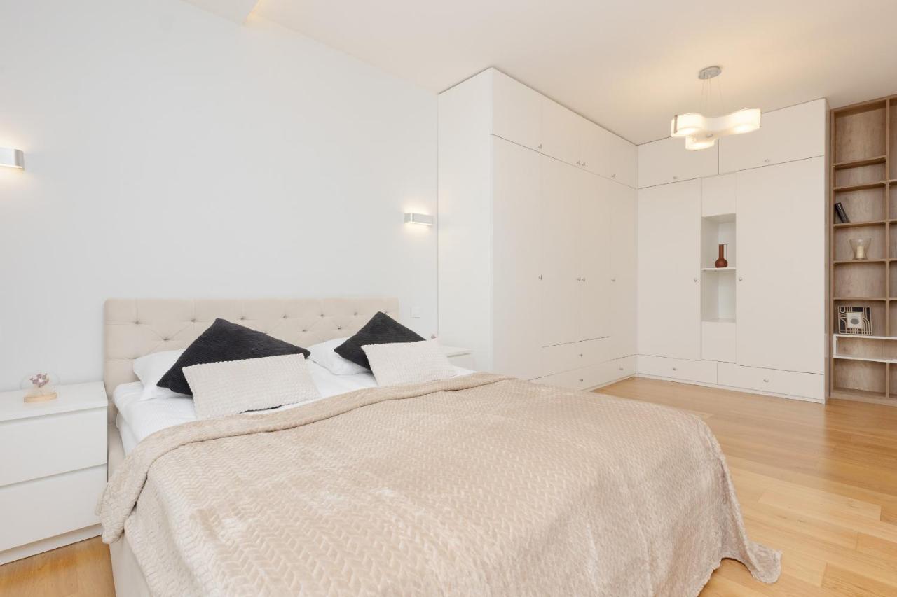 Spacious Lodygowa Ideal For Families By Renters Apartament *