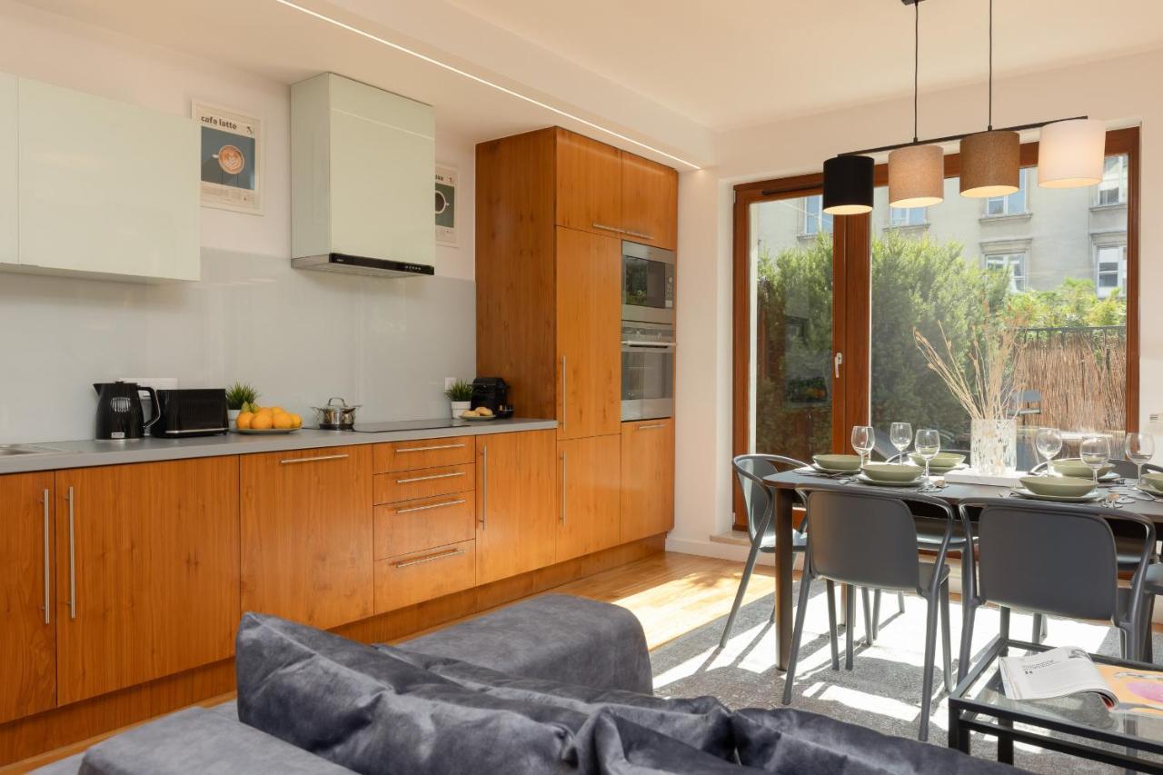 Old Mokotow Spacious Two-bedroom By Renters Apartament *