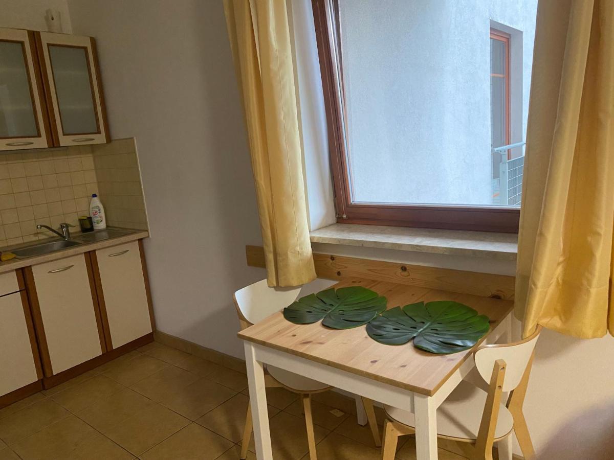 Komfortowy Apartament: Pet-friendly Old Town Retreat Near Park Praski * Warsaw