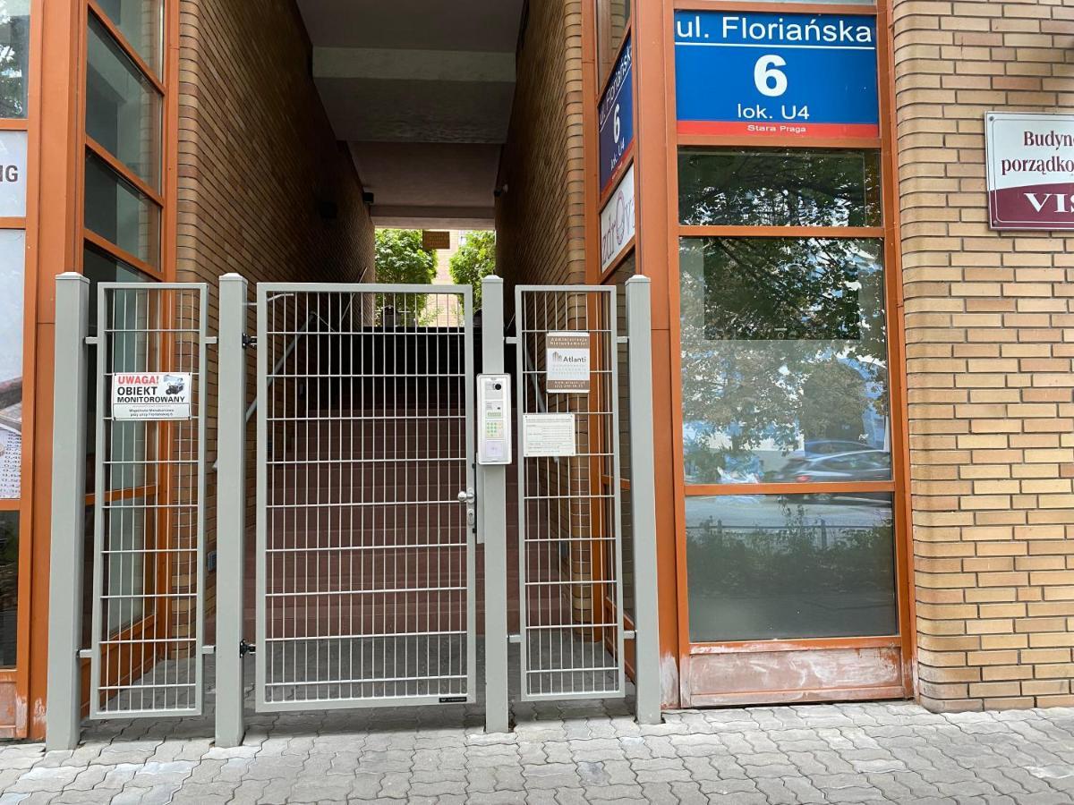 Komfortowy Apartament: Pet-friendly Old Town Retreat Near Park Praski Warsaw