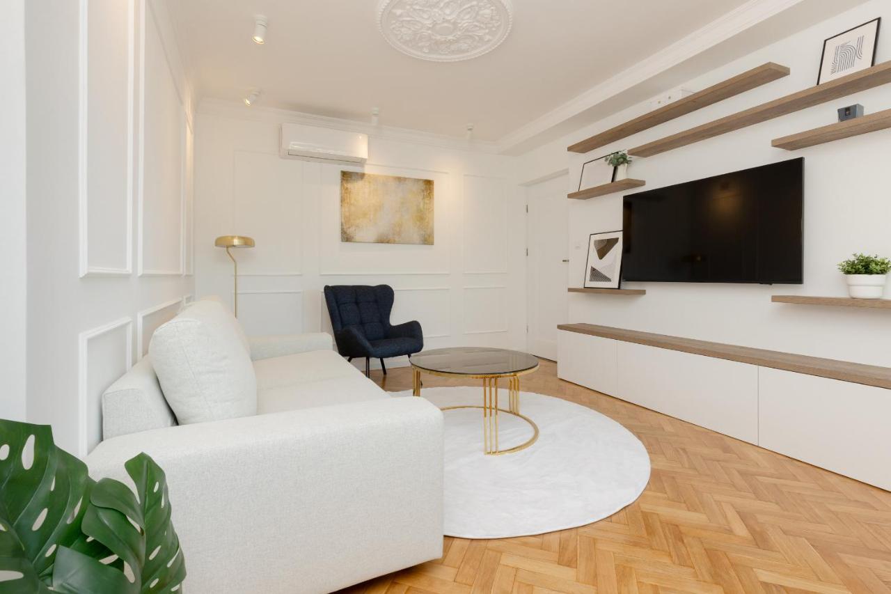 In The Centre Of By Renters