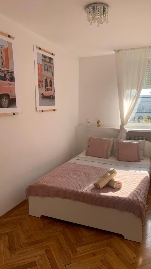 Apartment Plac Bankowy, Metro