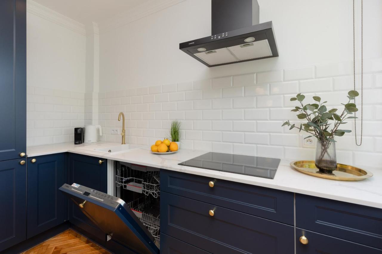 In The Centre Of By Renters *