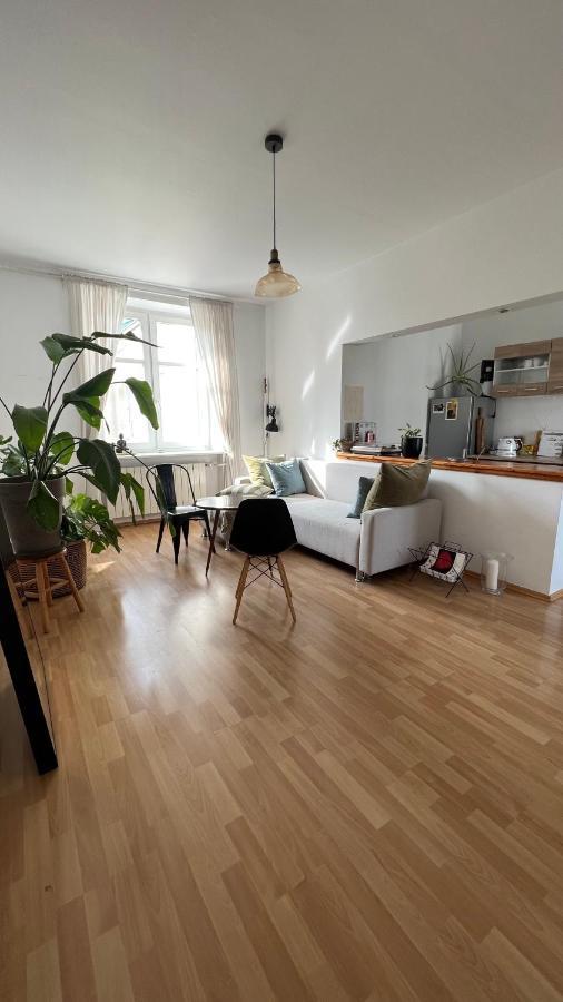 Vibey & Spacious Riverside With Fast Wifi