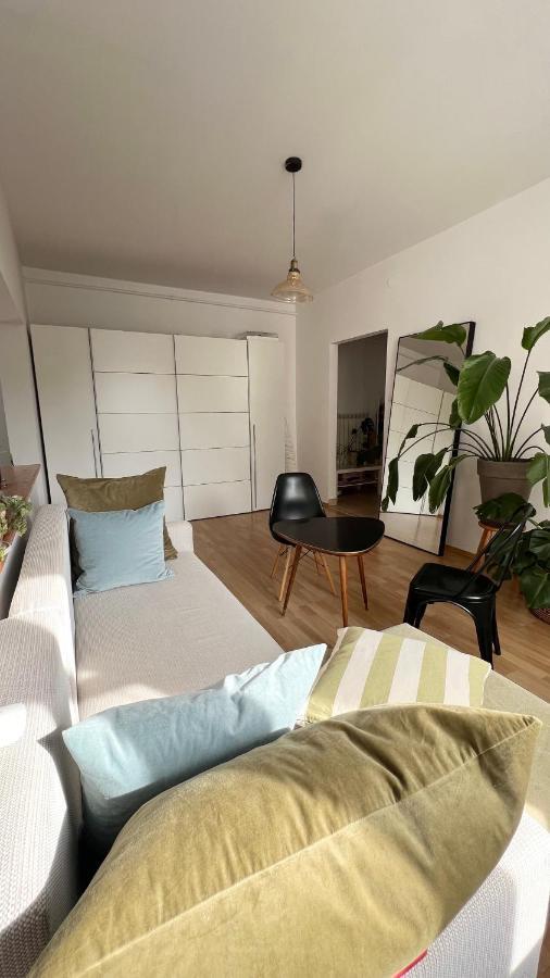 Vibey & Spacious Riverside With Fast Wifi