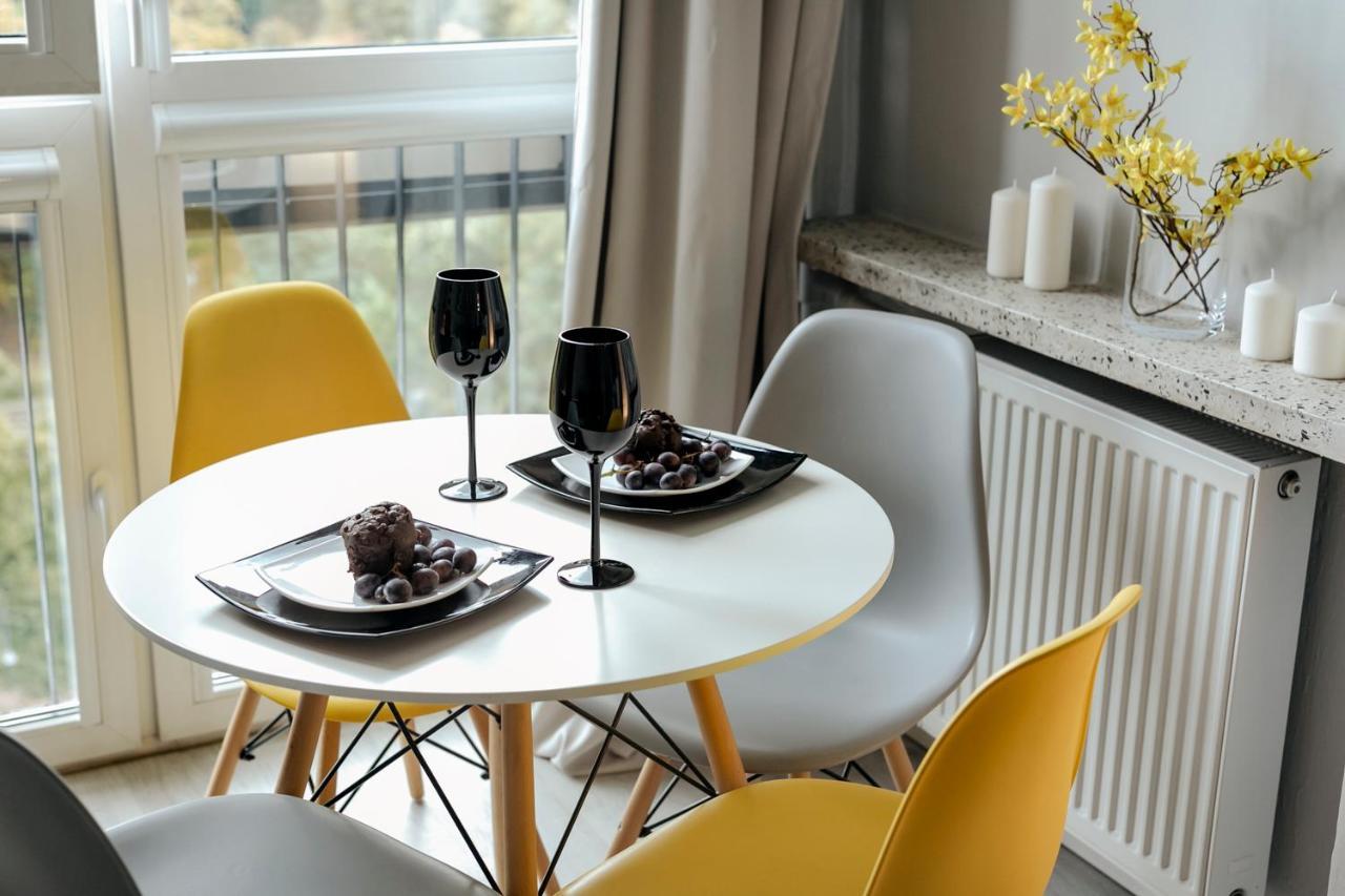 Apartament Przechodnia 2 Yellow - Biurko Oraz Wygodny Fotel Do Pracy - Better *