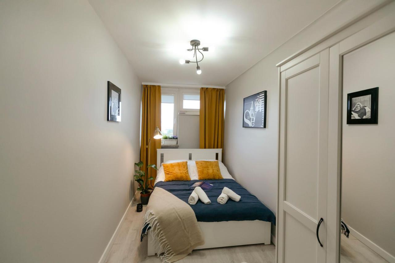 Przechodnia 2 Yellow - Biurko Oraz Wygodny Fotel Do Pracy - Better Apartament Warszawa