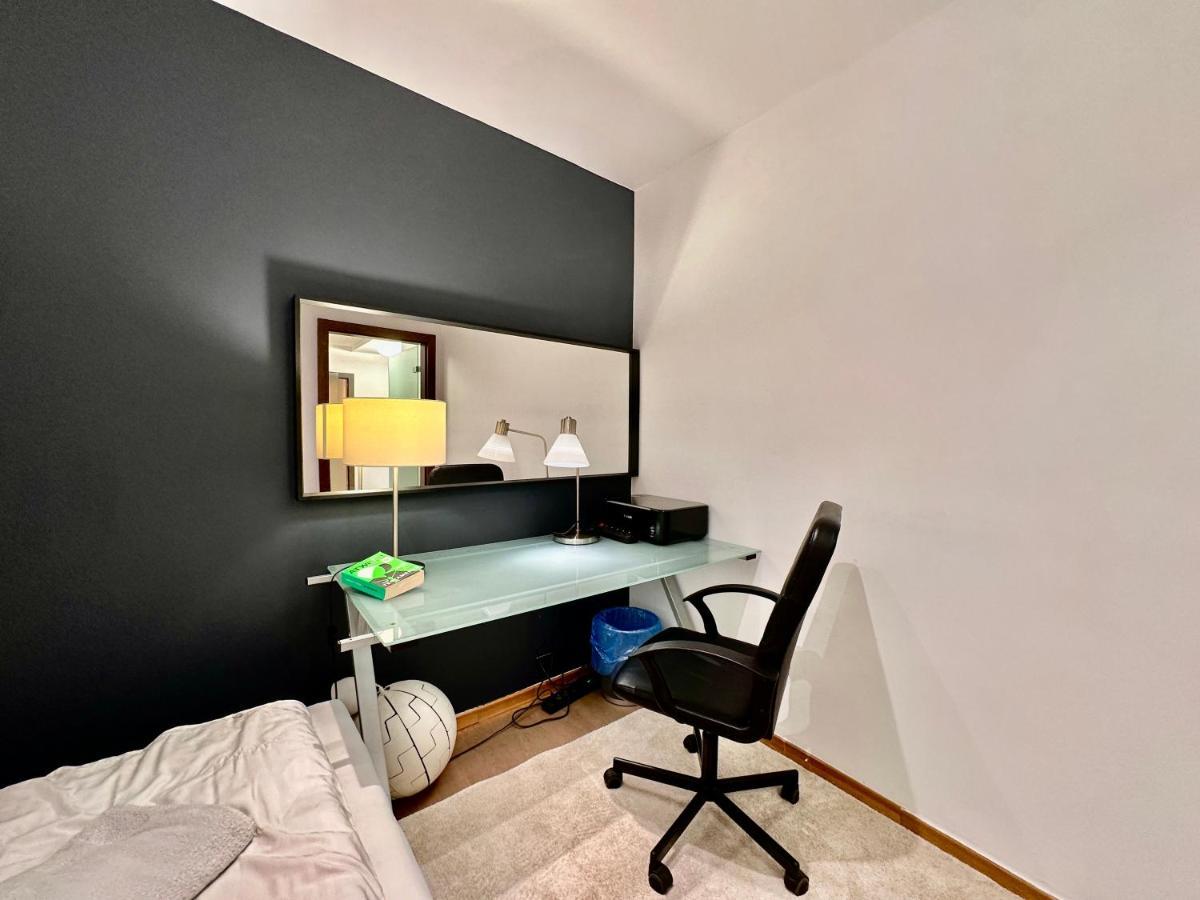 Forum 3 Metro Fast Wifi 400 Mbs Tv Hbo Disney+ Apartment Warsaw