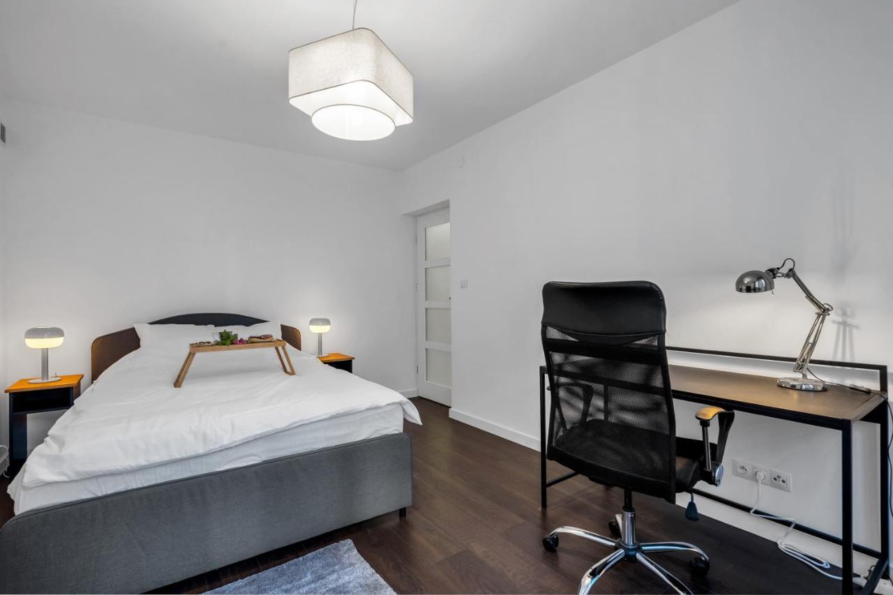 Apartment Zlota - Center, Workspace, Metro - By Rentujemy *