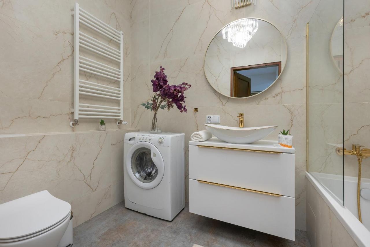 Cozy Near Airport By Renters Apartment