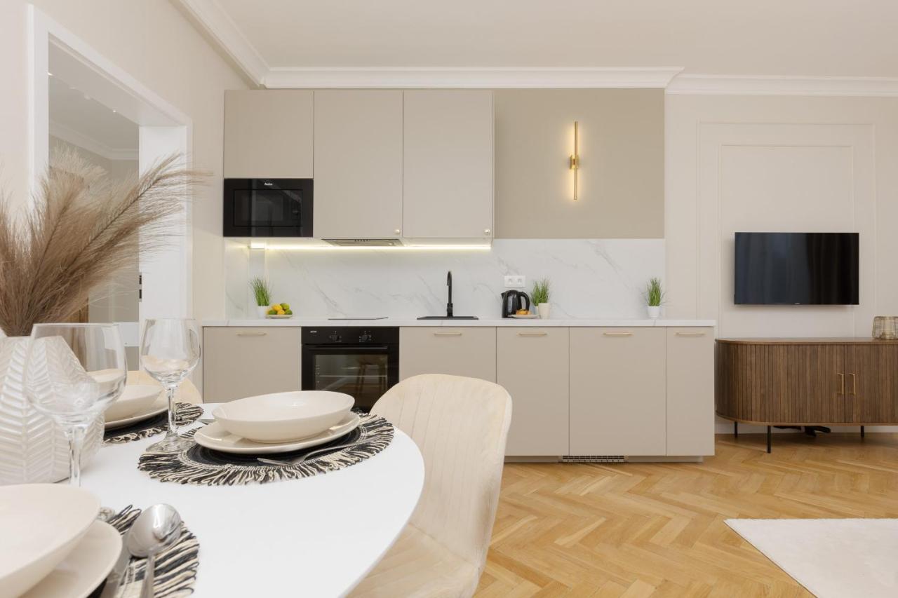 Bright & Elegant By Renters Apartament *