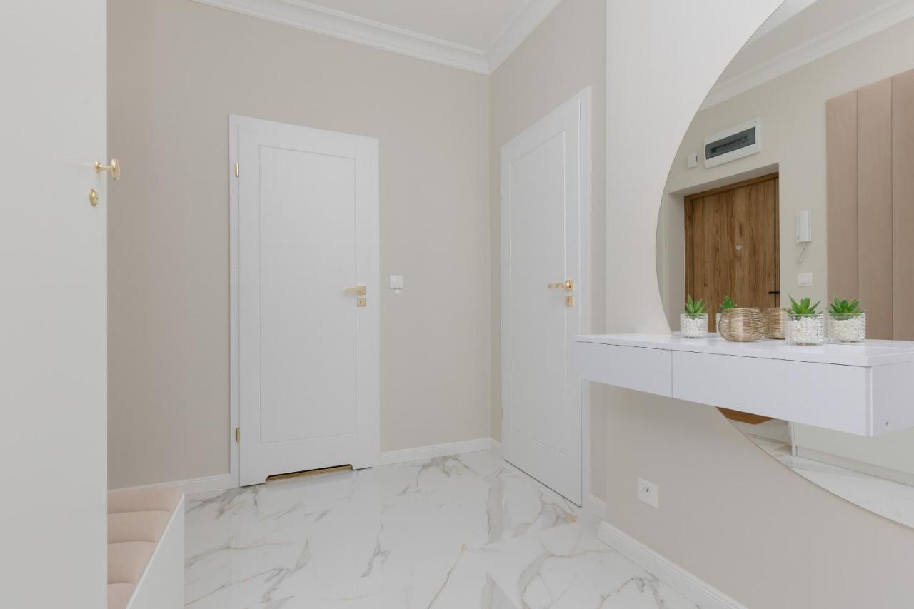 Bright & Elegant By Renters Apartament