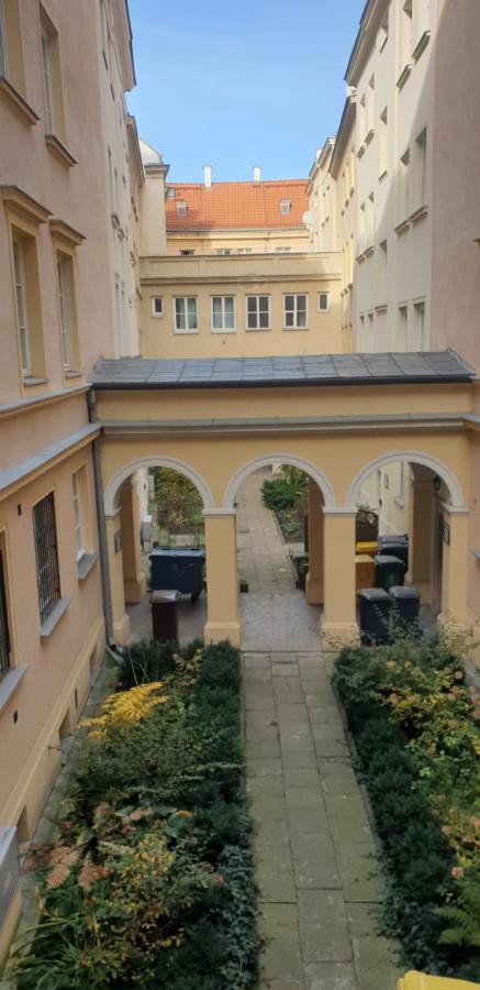 Krakowskie Przedmiescie 57 *