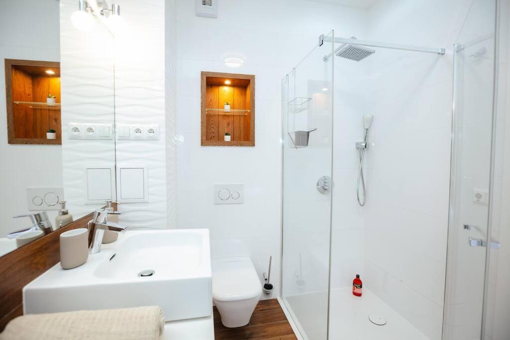 Modern, Spacious With Garage And Balcony Apartament Warszawa