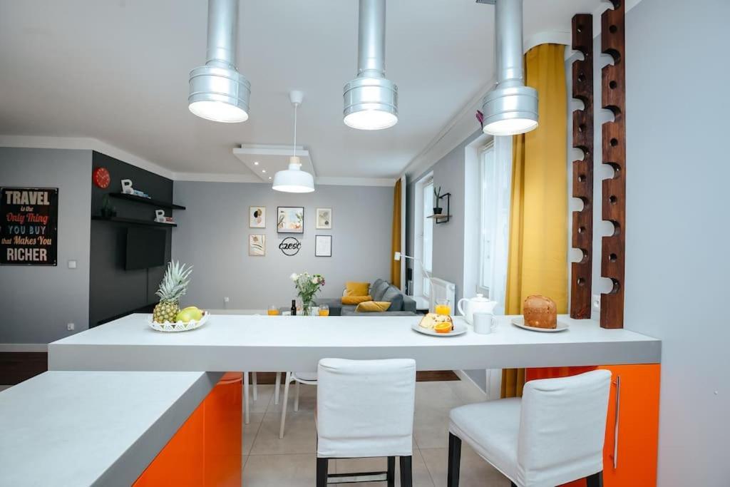 Modern, Spacious With Garage And Balcony Apartament
