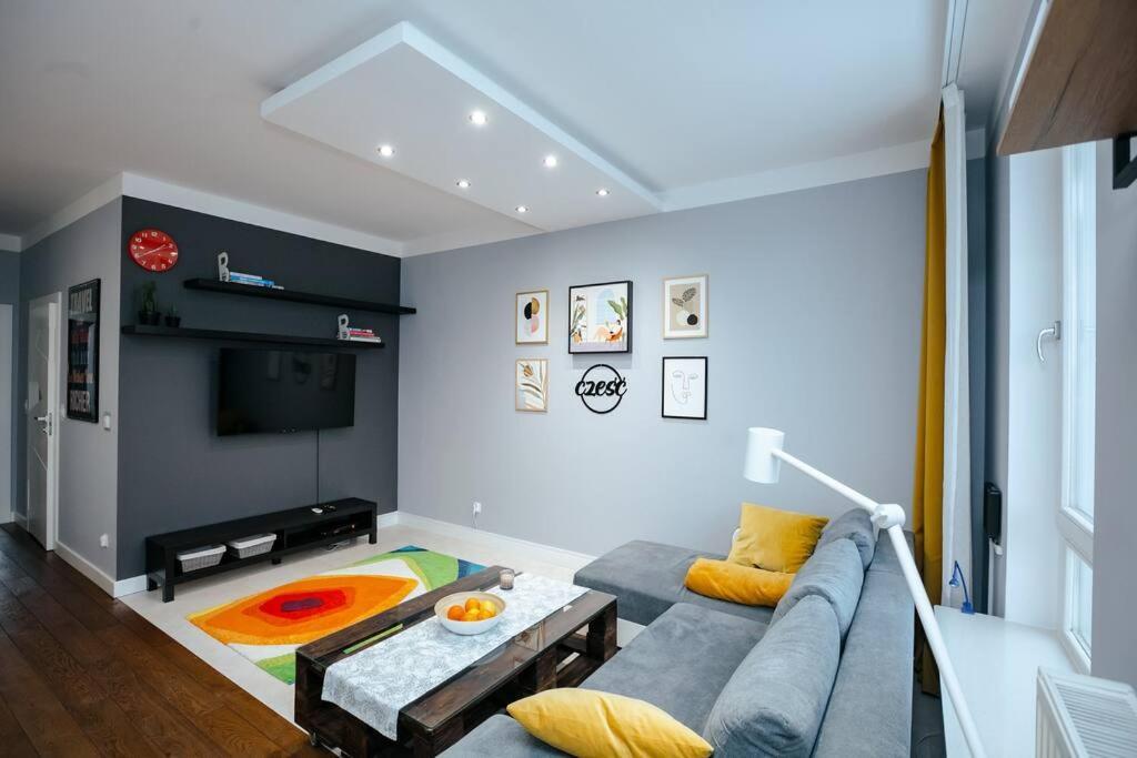 Modern, Spacious With Garage And Balcony *