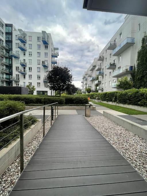 Modern, Spacious With Garage And Balcony Warschau