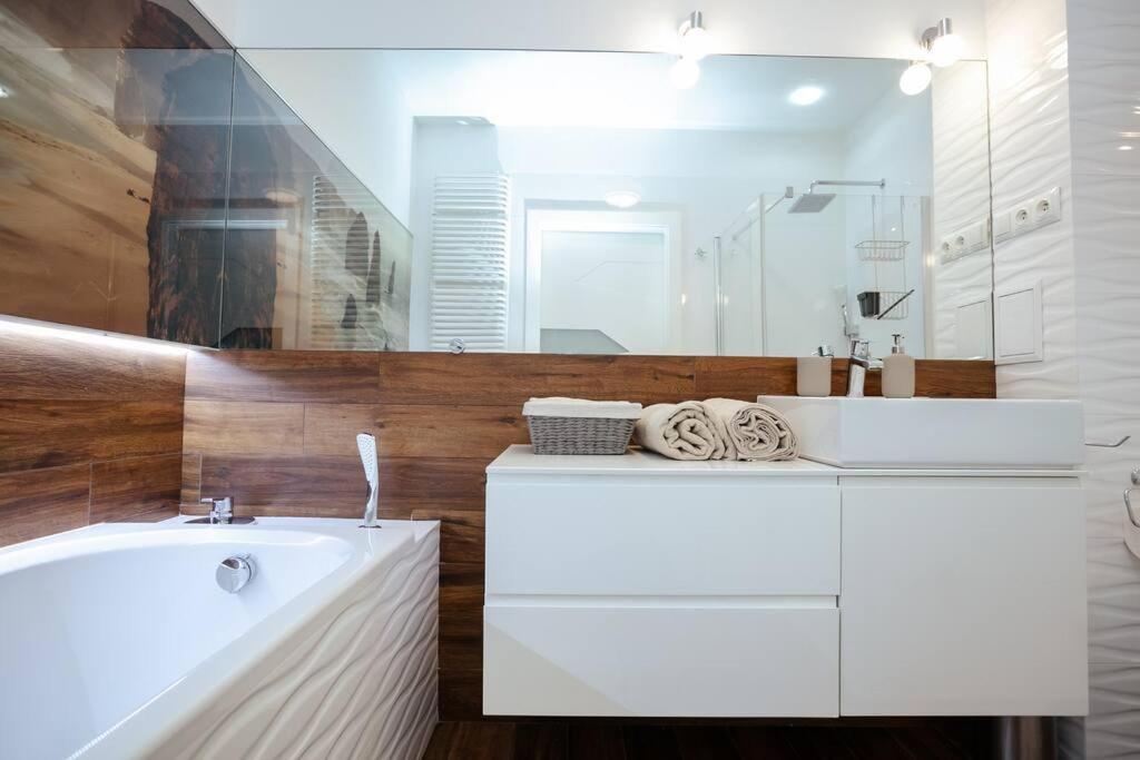 Modern, Spacious With Garage And Balcony *