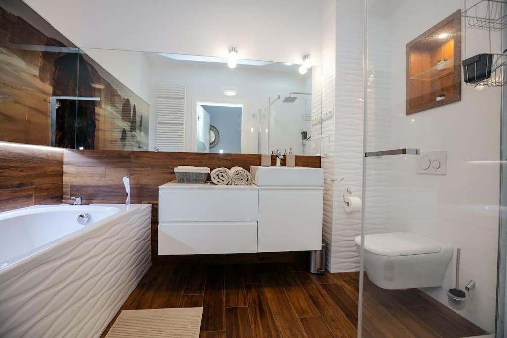 Modern, Spacious With Garage And Balcony