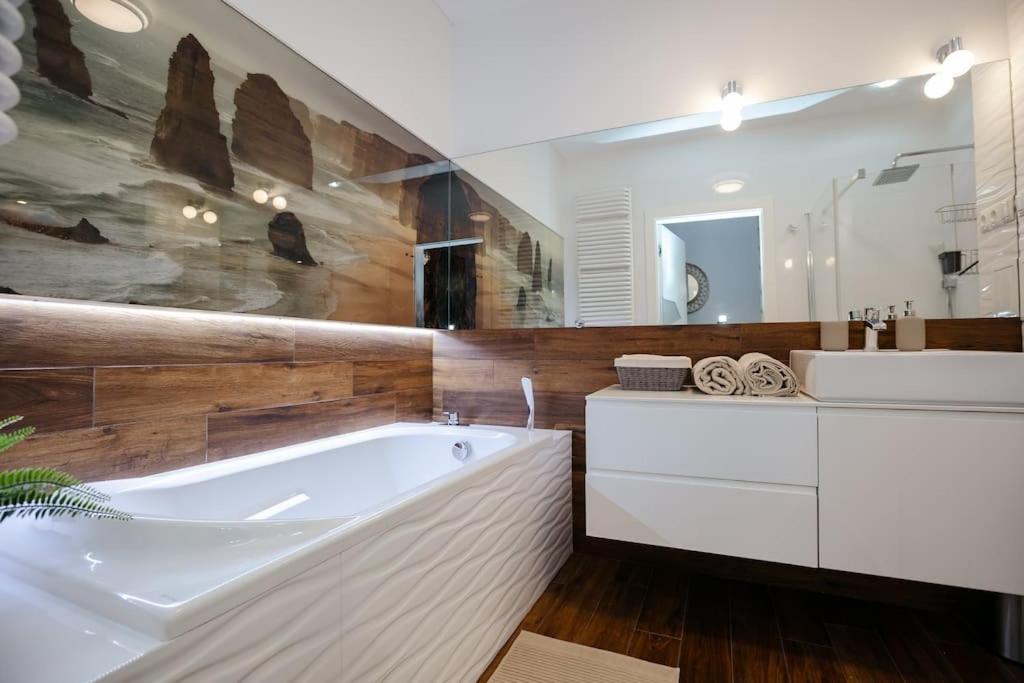Modern, Spacious With Garage And Balcony Apartament