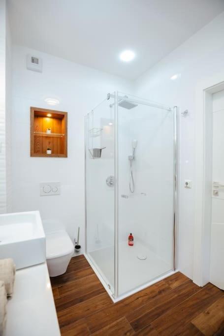 Modern, Spacious With Garage And Balcony Apartament *