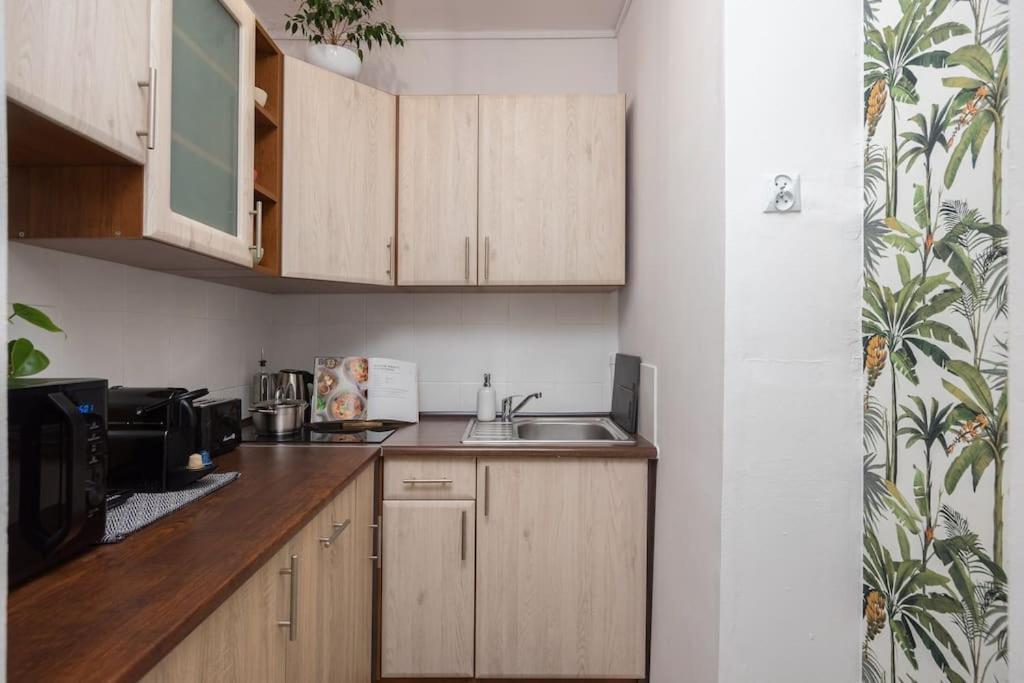 Specious City Center Studio With Park View By Ecru Wwa23 *
