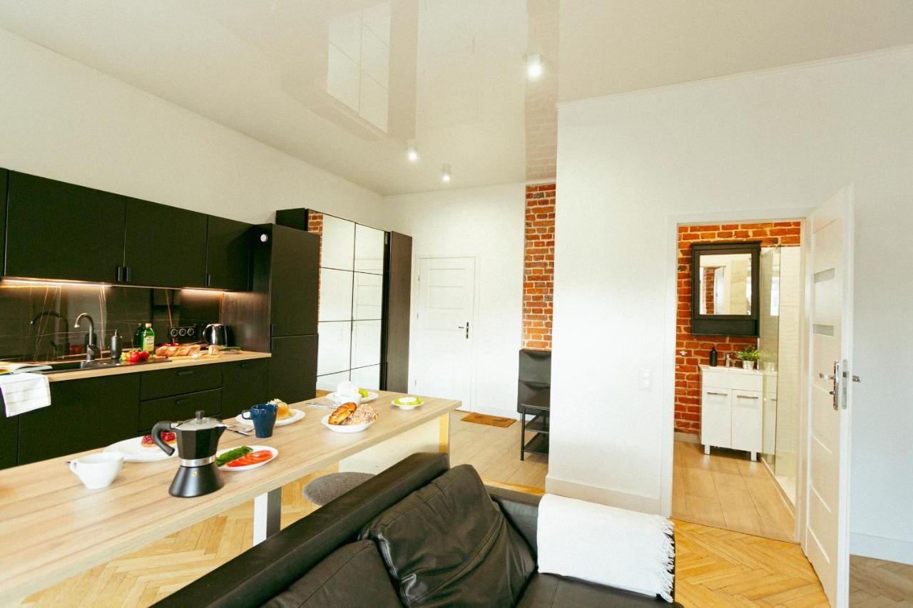 Wspolna 54a: With Free Parking Apartment