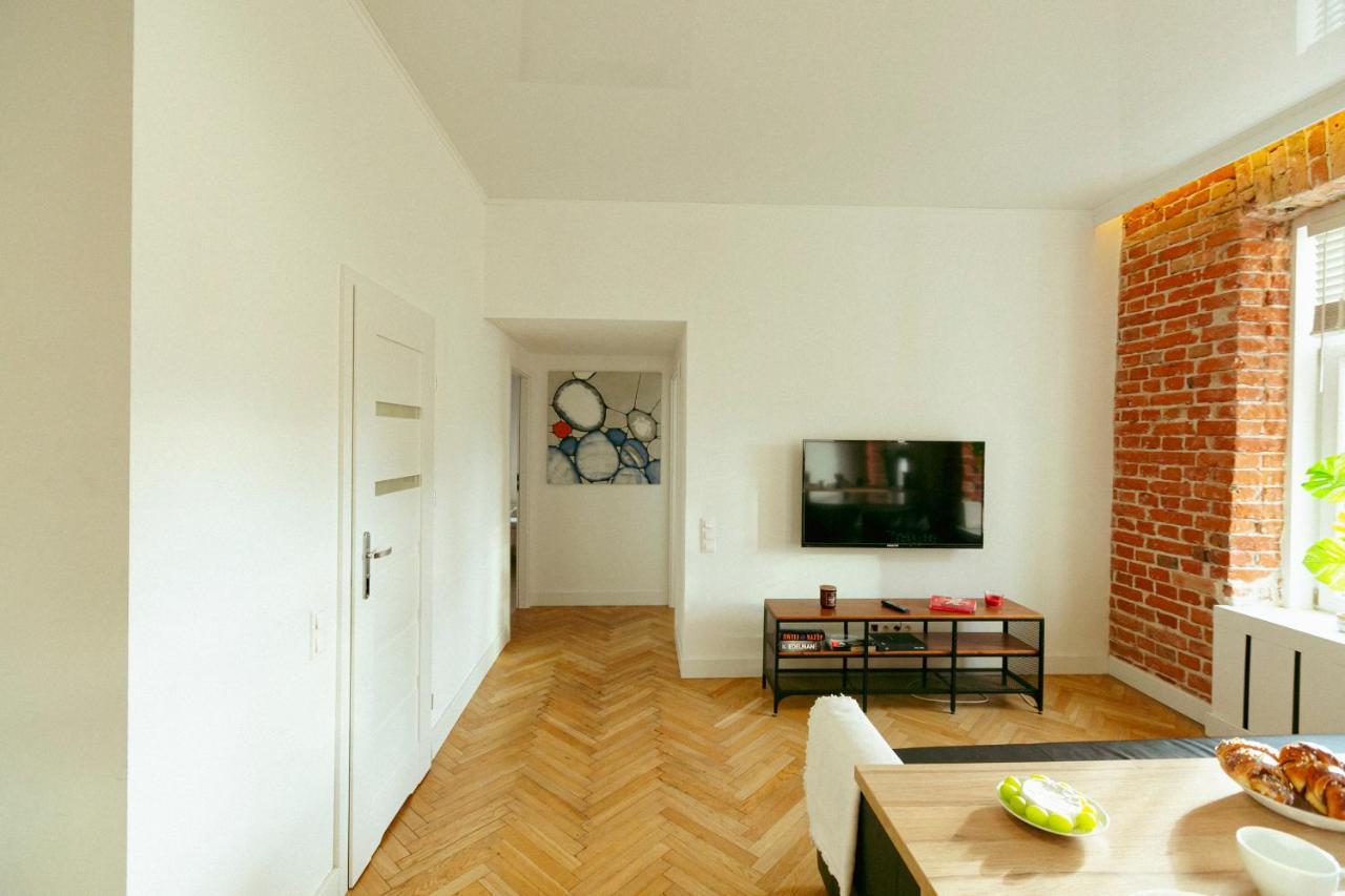 Wspolna 54a: With Free Parking Apartment *