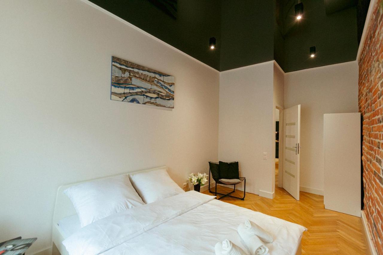 Wspolna 54a: With Free Parking Apartment Warsaw