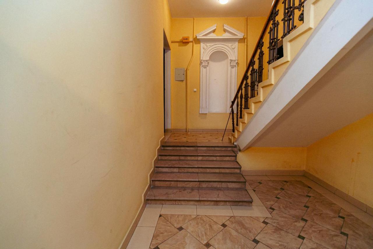 Wspolna 54a: With Free Parking Apartment