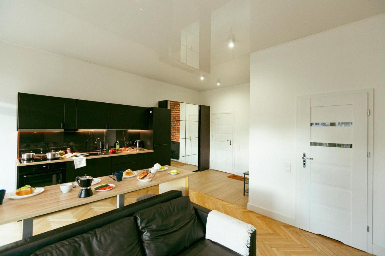 Wspolna 54a: With Free Parking Apartment Warsaw